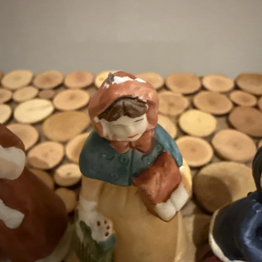 Unmarked Christmas Village Figures Lot Of‎ 3